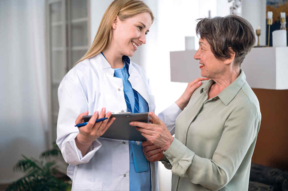 Female doctor speaking with a female patient. Medazur Medical Clinic.